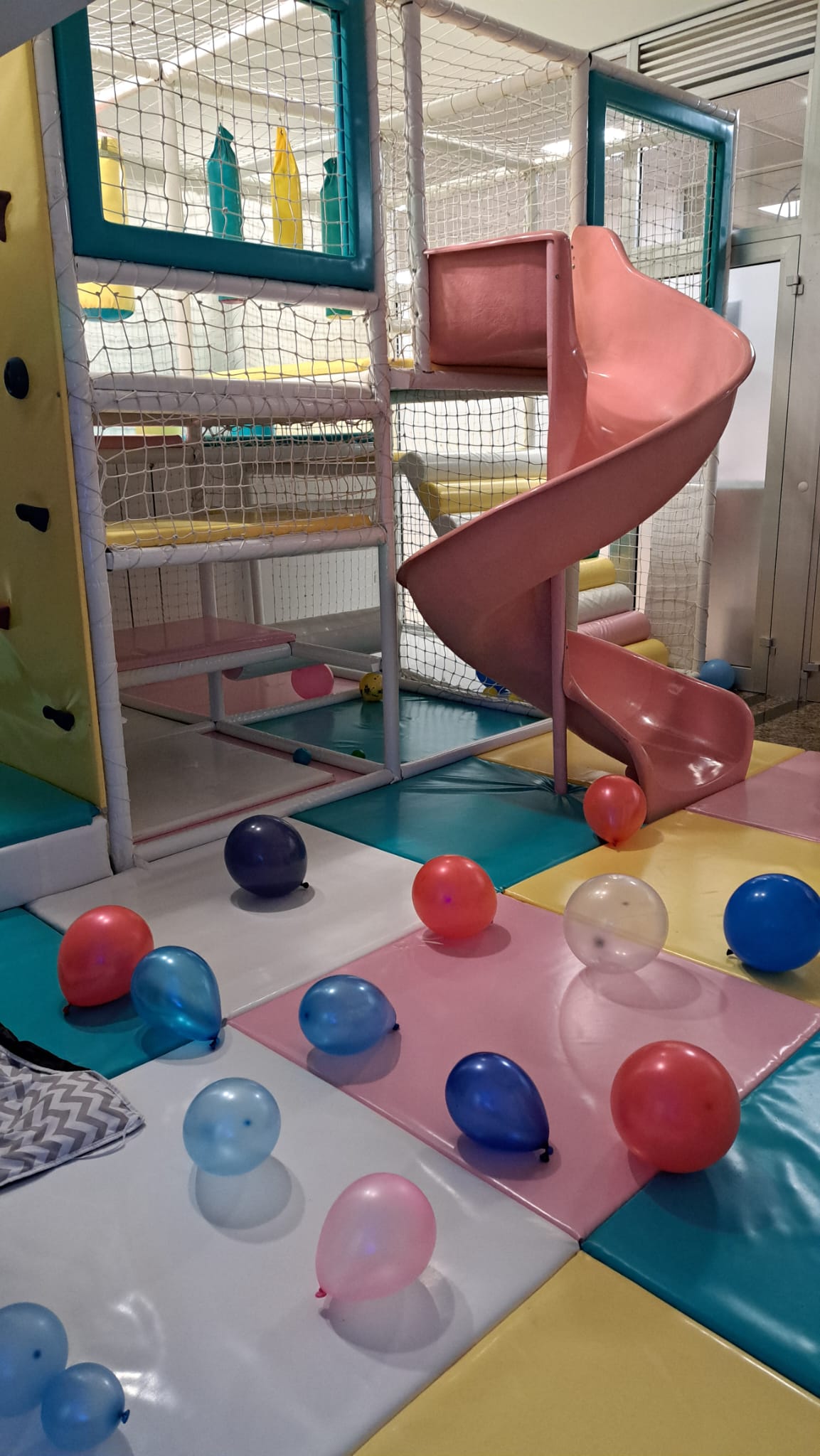 Ružičasti spiralni tobogan i baloni u La Mini igraonici